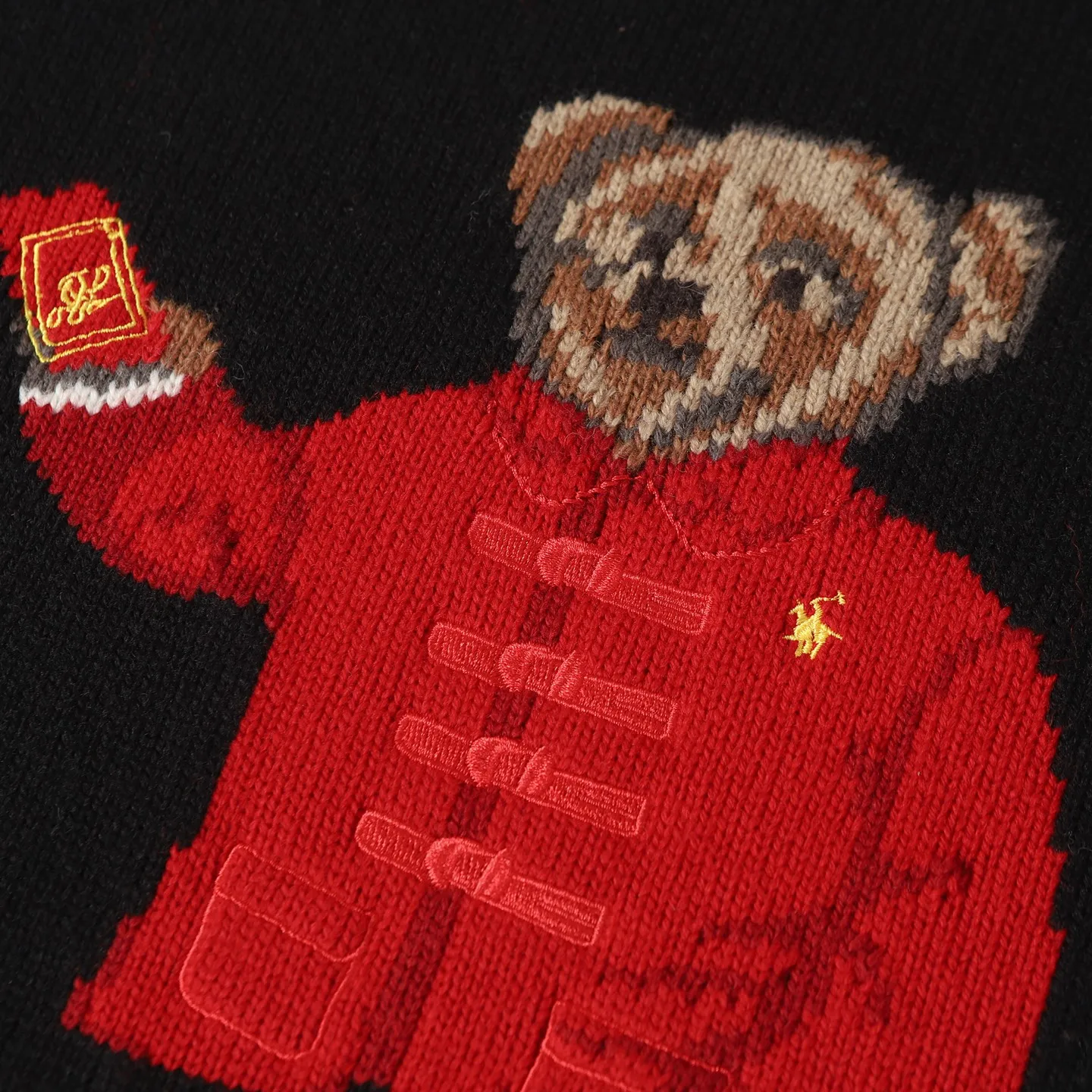 P470 [Wool] Original high-end quality Ralph lauren pol* 2026 early spring latest series! New Year's limited edition bear embroidered sweater, wool blend, soft and comfortable, super warm in autumn and winter! The little bear is wearing a red buttoned jacket and holding a red envelope. It is full of details and full of festive atmosphere. The classic round neck design is casual and versatile, and can be easily worn by both men and women. It is suitable for holiday gifts or daily wear. Exquisite craftsmanship + interesting design make it easy to create a festive look ✨. 3️⃣Personal color! S-M-L3️⃣ code!